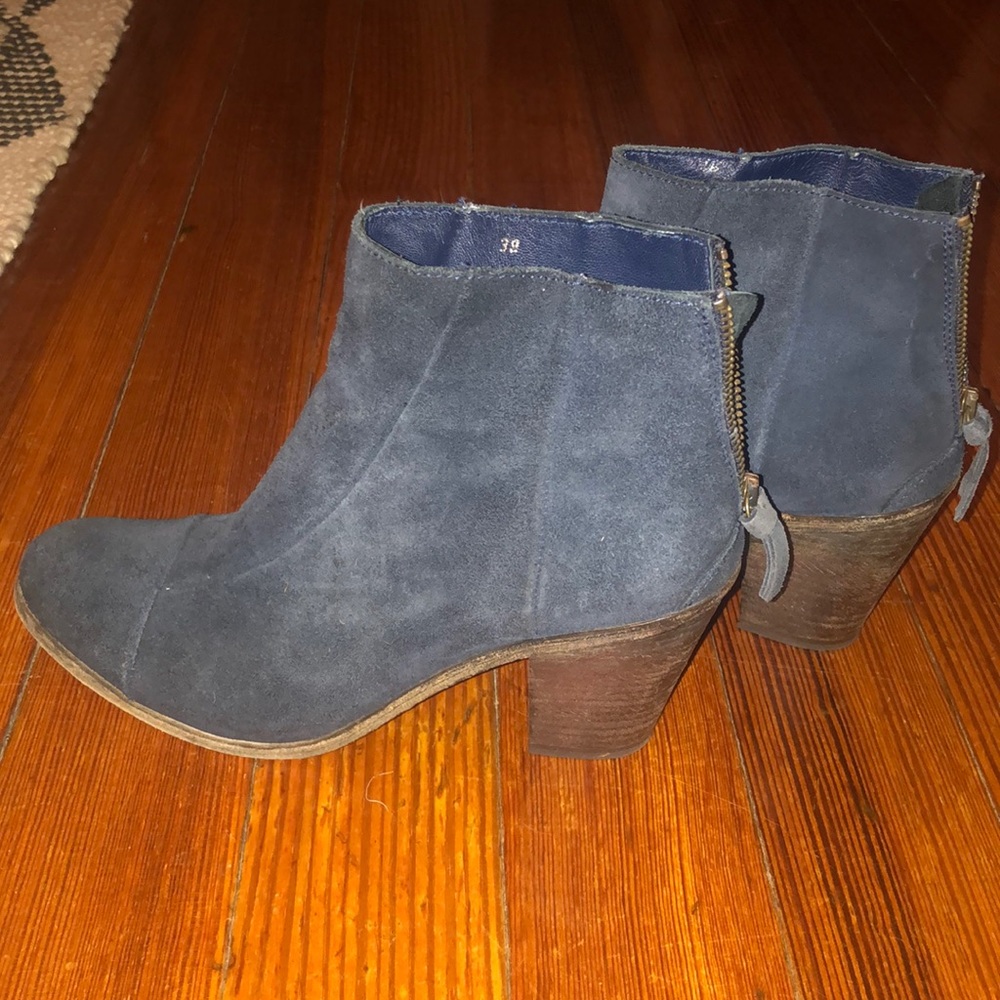 Calypso Blue suede booties 39